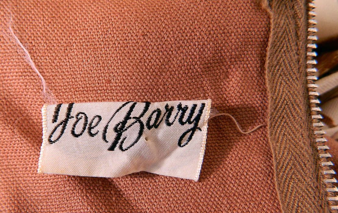 Vintage Joe Barry Model T Car Cat Novelty Print Linen Summer Sun Dress
There is a "Joe Barry" designer label sewn inside. 
