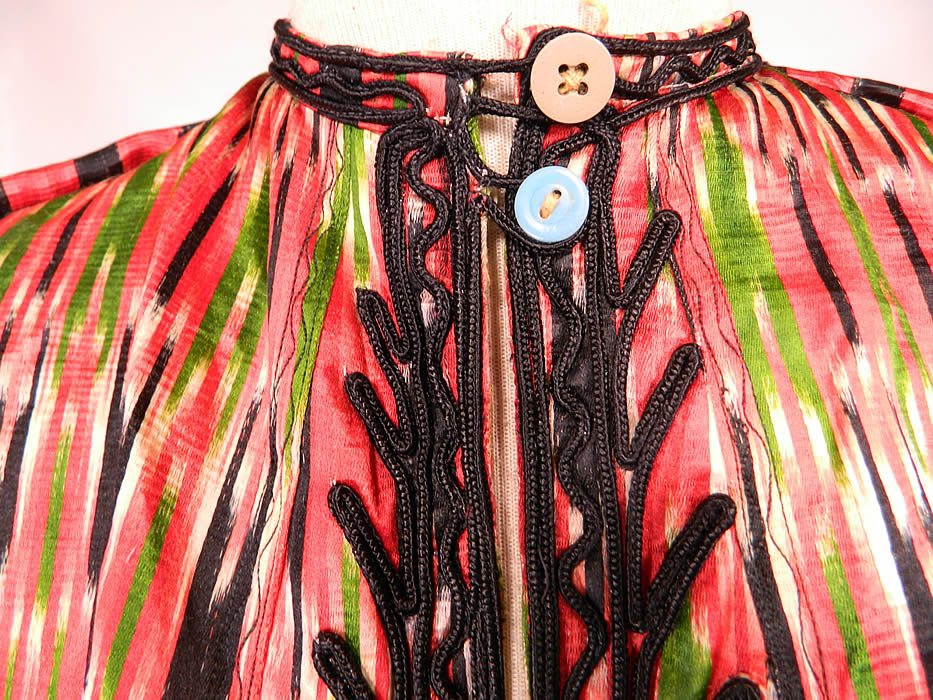 Vintage Ethnic Afghanistan Pakistani India Boho Kurti Kurta Kaftan Tunic Dress Coat. This beautiful boho kurti kurta kaftan style tunic dress coat has an open front, with black soutache trim on the top and neck with 2 button closure, long sleeves, a full long skirt and is lined in a red cotton fabric. 