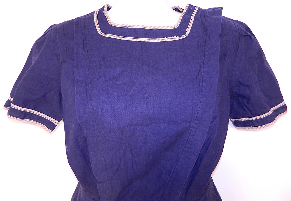 Vintage Water Sprite Edwardian Blue Bathing Suit Swimsuit Dress & Bloomers
This wonderful women's old fashioned bathing suit costume one piece swimsuit has a bib front top panel, front side and shoulder button closures, short sleeves, a fitted waist and attached bloomer pantaloon pants underneath, with gathered leg cuffs.