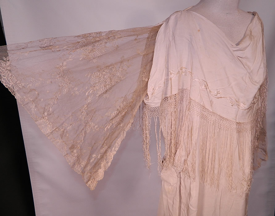 Vintage Cream Silk Embroidered Piano Shawl Fringe Lace Trim Flapper Wedding Dress
It is made of an off white cream color silk fabric, with white raised padded satin stitch hand embroidery work floral vine leaf designs, macrame fringe trim and tambour embroidery lace net sleeves. 