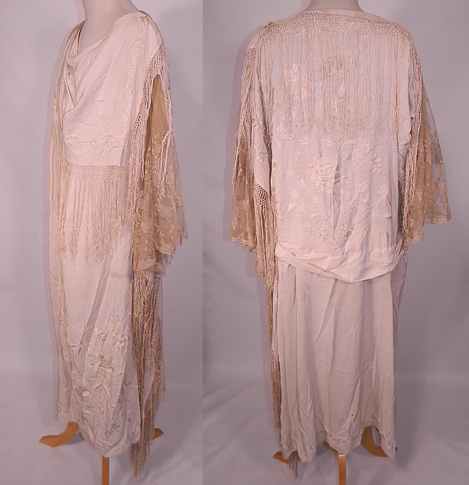 Vintage Cream Silk Embroidered Piano Shawl Fringe Lace Trim Flapper Wedding Dress
This beautiful bridal wedding gown flapper dress is loose fitting, has a draping shawl style collar capelet, flared wide batwing sleeves, lined inside the top with hook closures and outer shoulder snap closures.