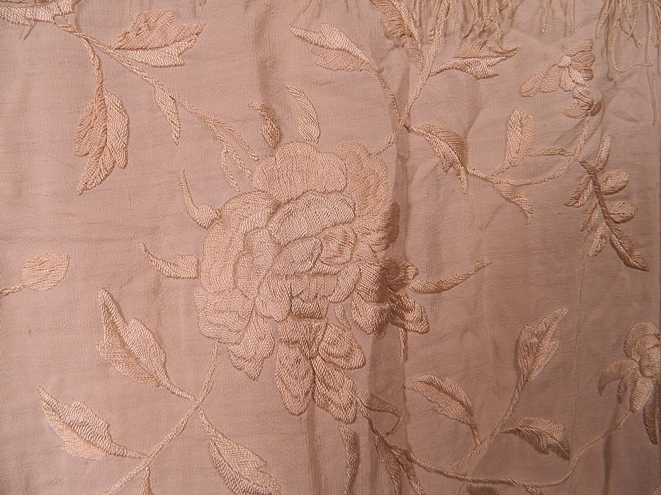 Vintage Cream Silk Embroidered Piano Shawl Fringe Lace Trim Flapper Wedding Dress
It was created from an antique finely embroidered Canton Chinese piano shawl fabric. 