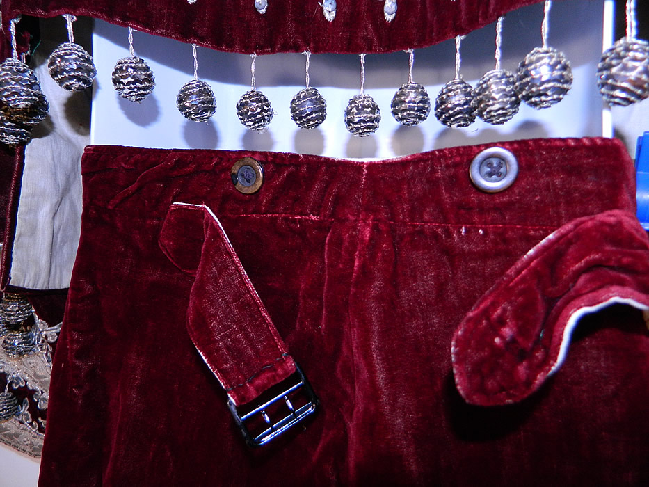 Vintage Spanish Matador Bullfighter Bolero Jacket Knickers Red Velvet Costume
The pants measure 28 inches long, with a 17 inch inseam, 42 inch hips and a 34 inch waist. 