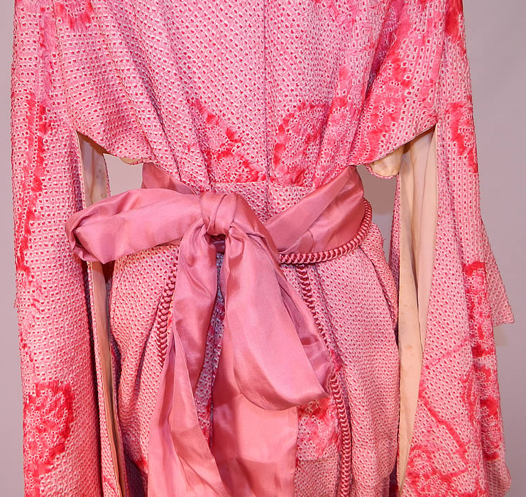 Vintage Japanese Geisha Red White Pink Silk Shibori Tie-Dye Obi Sash Belted Kimono
It is in good condition, with only a some small faint foxing age spot stains on the inside lining. 