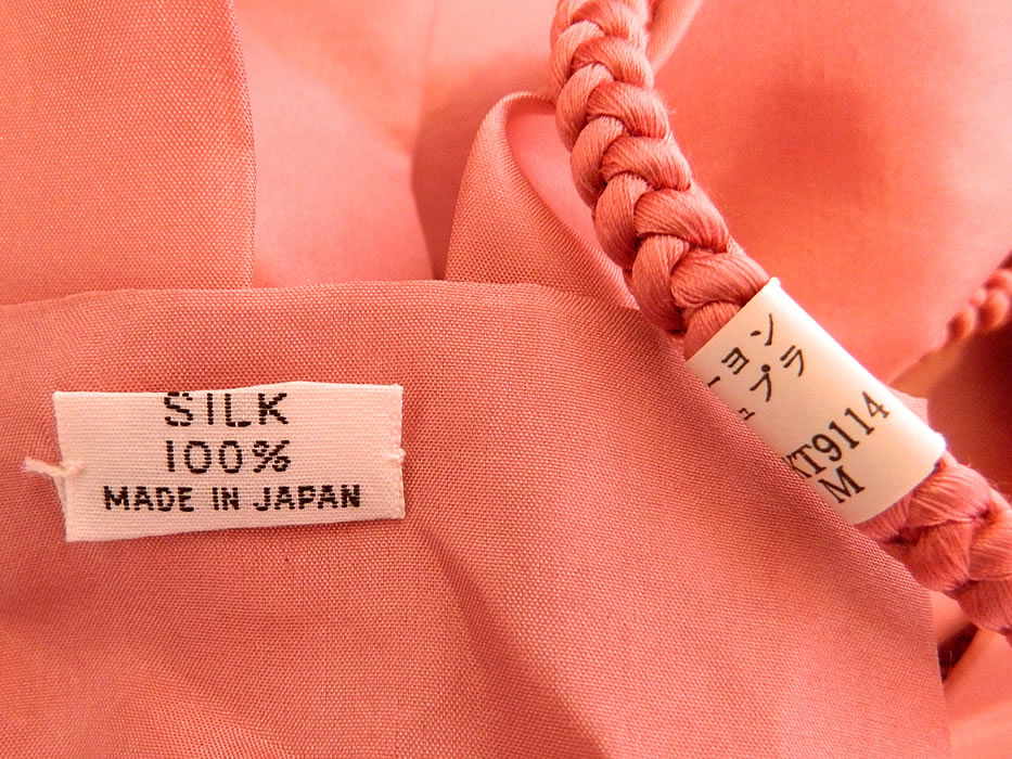 Vintage Japanese Geisha Red White Pink Silk Shibori Tie-Dye Obi Sash Belted Kimono
This fabulous formal Japanese geisha style kimono is fully lined, with an open front and comes with two pink silk & rope obi sash belted ties with a "Made in Japan" tag.
