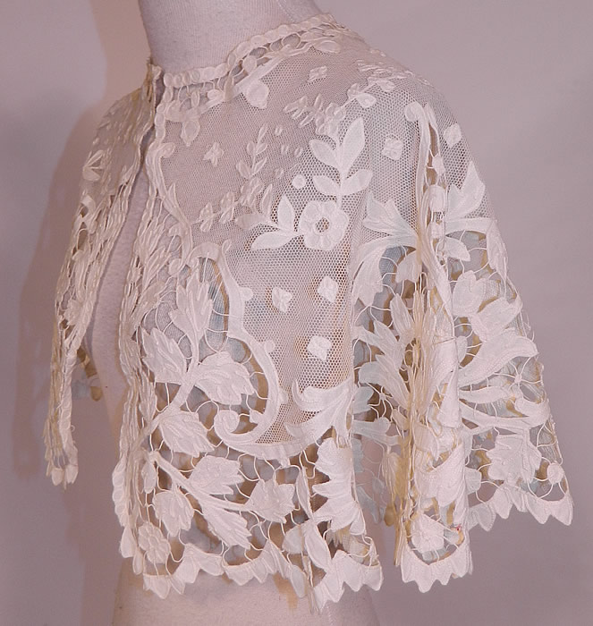 Victorian Antique Applique Cream Net Battenburg Tape Lace Pelerine Shawl Collar Cape
It is made of a sheer cream color cotton net with tape lace appliques, battenburg connecting brides & bars creating a floral vine leaf design pattern.