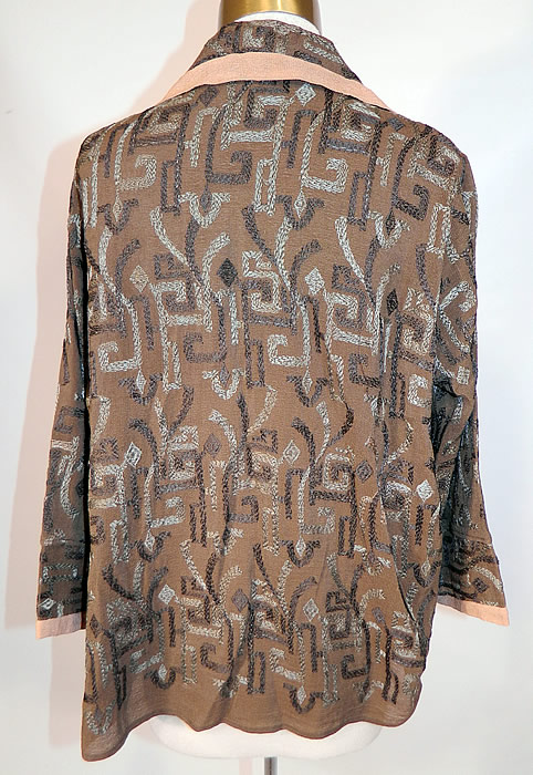 Vintage Art Deco Brown Silk Crepe Embroidered Flapper Blouse Coat Jacket
This fabulous flapper blouse style coat jacket is long, loose fitting, with a fold over collar, beige silk trim edging, pocket, hidden snaps and bottom button closures on the front, long full sleeves and is unlined. 