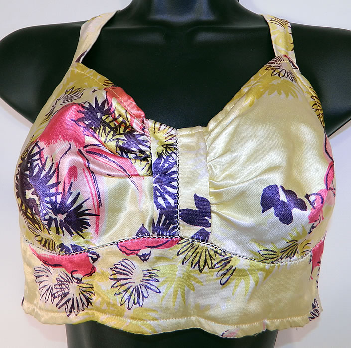 Vintage Gantner Goldfish Print Pinup Girl 2 Piece Swimsuit Bikini Bra Skirt Front Trunks
It is made of a pale yellow acetate jersey lastex fabric, with a pink goldfish print design.