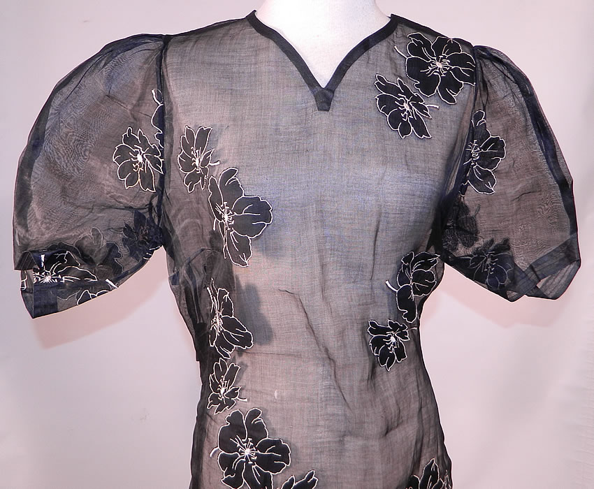 Vintage Black & White Poppy Flower Applique Organdy Balloon Sleeve Day Dress
This vintage black and white poppy flower appliqu&eacute; organdy balloon sleeve day dress dates from the 1930s. It is made of a sheer black organdy fabric, with black and white poppy flower appliques sewn onto it.