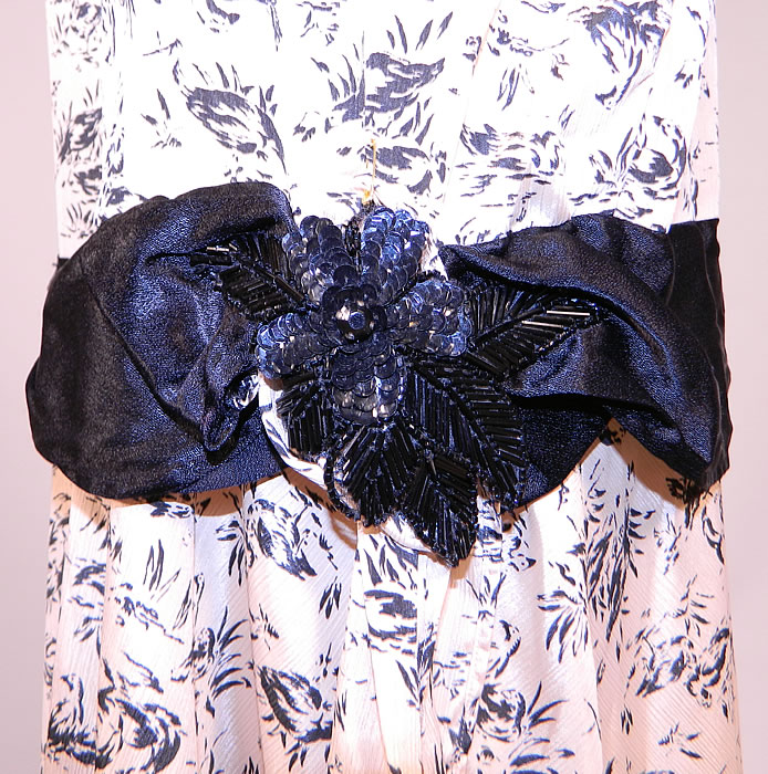 Vintage Black & White Goose Duck Novelty Print Silk Sleeveless Drop Waist Dress
This delightful duck day dress has a loose fitting drop waist sleeveless style, with black silk trim edging and a black beaded sequin appliqu&eacute; pinned onto the waist. 