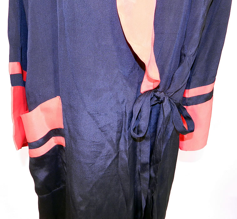 Vintage Art Deco Black & Red Silk Striped Flapper Kimono Robe Dressing Gown
This lovely lingerie flapper kimono robe style dressing gown is loose fitting, a long floor length, with a fold over collar lapel, long full sleeves, side patch pocket, an inside and outside tie closure and is unlined. 