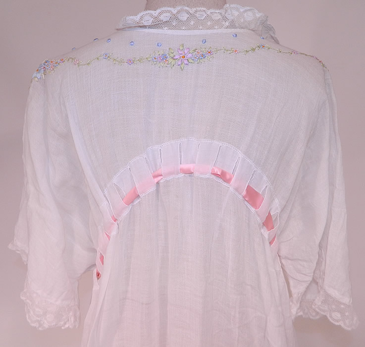 Edwardian Titanic White Cotton Rosette Embroidered Lace Peignoir Dressing Gown Robe
It is in excellent clean condition. This is truly a wonderful piece of fine quality romantic wearable lingerie art!