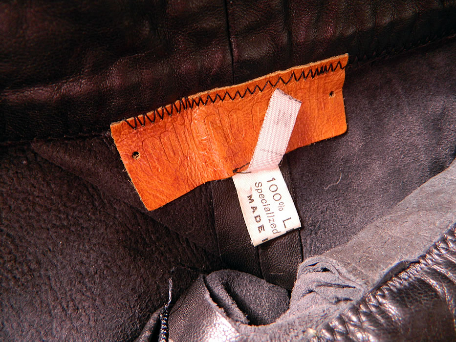 Vintage Roberto Cavalli Designer Paisley Trim Black Leather Pants Italy
There is a "Roberto Cavalli Made in Italy" designer label and size Medium tag sewn inside. It is in good condition. This is truly a wonderful piece of wearable art!