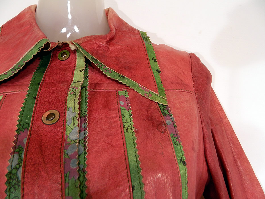 Vintage Ultimo Designer Label Green Leather Floral Print Pants & Red Jacket
This luxurious leather two piece designer pant suit outfit has slacks with a flared wide bell bottom style leg cuff, low waisted and a enamel button snap, zipper front closure. It is in good condition, with some slight wear on the jacket along the inside collar and some small water spot stains on the front top (see close-ups). This is truly a wonderful piece of retro hippie wearable art!