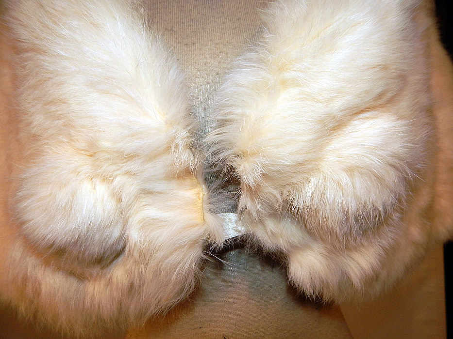 Vintage White Rabbit Fur Shrug Stole Shawl Winter Wrap Glam Evening Cape
It is in good condition. This is a wonderful quality made retro winter fur wrap!