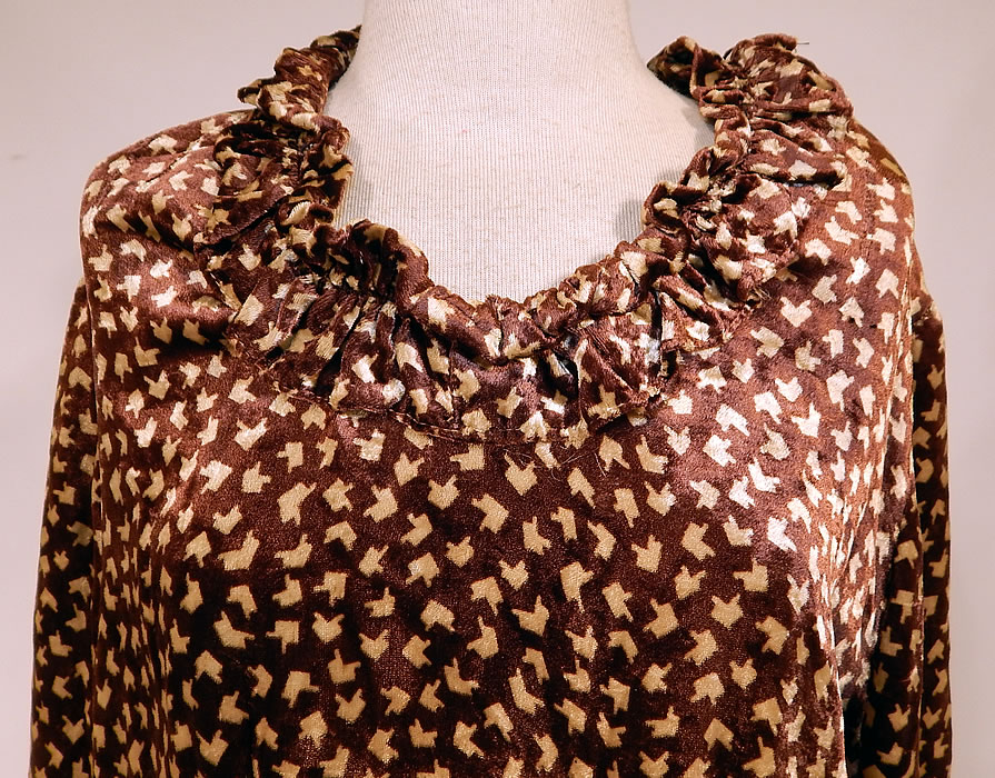 Vintage Art Deco Brown Silk Velvet Print Ruffle Collar Flapper Blouse Shirt Top
It is made of a two tone brown silk velvet fabric, with an abstract puzzle piece decorative design print pattern. 