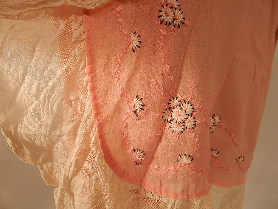 Vintage Pink Cotton Embroidered Daisies Lace Trim Flapper Peignoir Robe Bed Jacket
This beautiful boudoir peignoir robe bed jacket is loose fitting, a long mid length, with lace ruffle trim edging, 3/4 length sleeves, lace cuffs, an open front and no closure. 