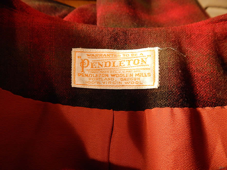 Vintage Womens Pendleton Plaid Tartan Virgin Wool Suit Jacket & Skirt
There is a matching fabric pencil skirt, fully lined, with a side zipper closure. The skirt measures 27 inches long, with 40 inch hips and a 28 inch waist. 