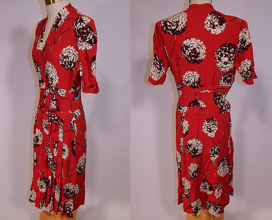 Vintage NY Creation Red Black & White Clover Flower Novelty Print Rayon Dress
This pretty novelty print dress has a fitted waist, with bow trim accents on the front, slight shoulder padding, short sleeves, a V front wrap neckline and side zipper closure. 