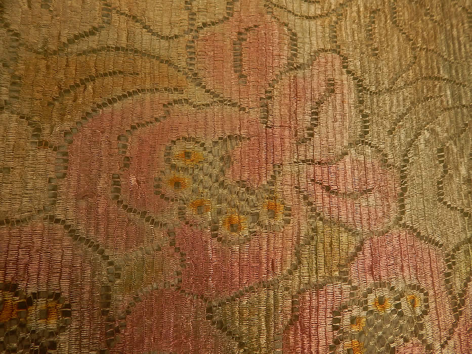 Vintage Pastel Green Silk Pink Floral Lace Ombre Fringe Flapper Shawl Cloak Cape
It is in excellent condition. This is truly a rare exceptional piece of wearable Art Deco textile art!