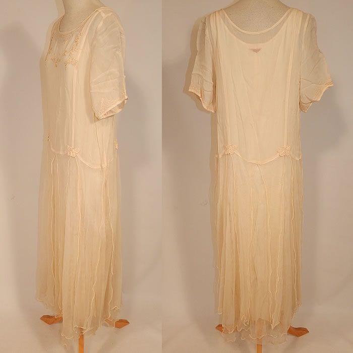 Vintage April Cornell Cream Embroidered Floral Butterfly 1920s Style Wedding Dress
It is in excellent condition, with only a small frayed split on the back of the inside slip lining. This is truly a wonderful piece of wearable art!