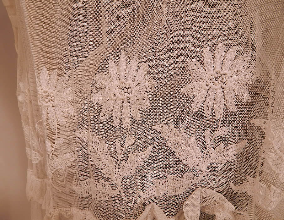 Vintage B. Altman & Co White Cotton Tulle Net Embroidered Lace Drop Waist Dress
The dress measures 48 inches long, with a 34 inch waist, 36 inch bust and 21 inch long sleeves. 