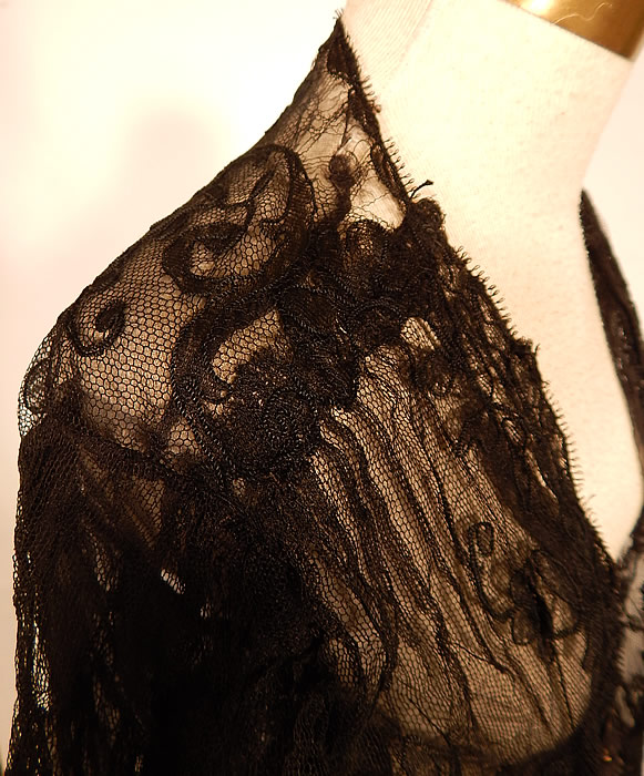 Victorian Antique Black Chantilly Lace Net Bodice Blouse Shirt Jacket Top
This lovely lace loose fitting bodice style shirt jacket has an open front, with no closure, gathering along the sleeves and is sheer with a black silk chiffon lining inside.