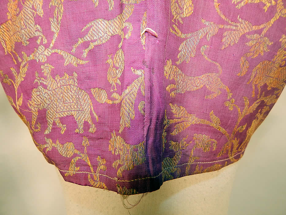 Vintage 19th Century Indian Purple Silk Sari Gold Lam&eacute; Lame Choli Crop Top Blouse
This is truly a wonderful piece of Indian folk culture colorful boho wearable art!