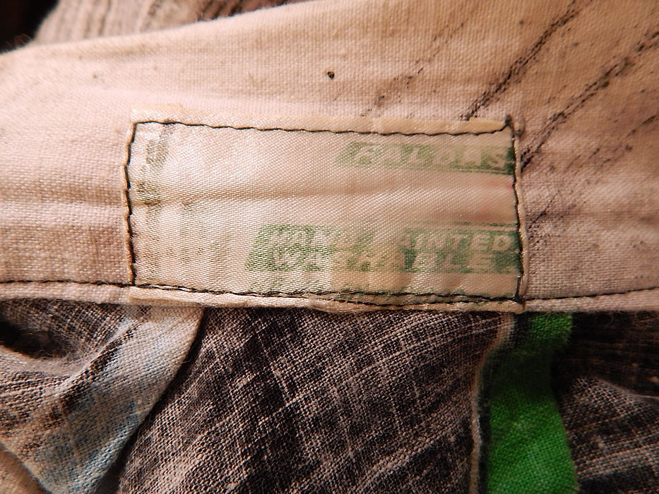 Vintage Hand Painted Mexican Mayan Aztec Warrior Print Cotton Circle Skirt
This fabulous full circle skirt has a fitted waistband with hooks and added zipper closure on the side and an old faded tag sewn inside (see close-up). 