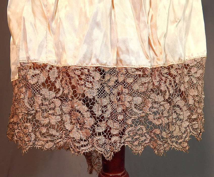 Vintage Pink Silk Gold Lam&eacute; Lame Lace Floral Flapper Skirt Dress Fabric
This fabulous flapper style skirt dress fabric has ruched smocked gathering around the unfinished waistband, no closure on back and is fully lined. 