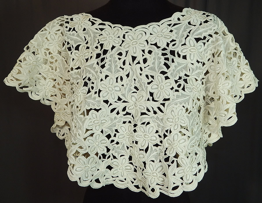 Vintage Rustan's Filipiniana Philippines White Silk Lace Cutwork Shawl Collar Cape
This vintage Rustan's Filipiniana Philippines white silk lace cutwork shawl collar cape dates from the 1960s.