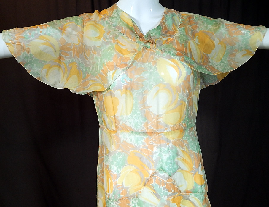 Vintage Yellow Tulip Flower Print Silk Shawl Collar Cape Bias Cut Dress
This beautiful bias cut garden party day dress has an attached shawl collar capelet, cap sleeves, no side opening and is sheer, unlined. 
