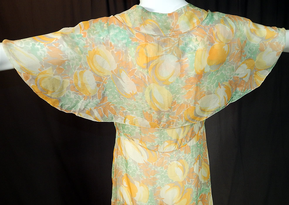 Vintage Yellow Tulip Flower Print Silk Shawl Collar Cape Bias Cut Dress
It is in excellent condition. This is truly a wonderful piece of wearable art! 