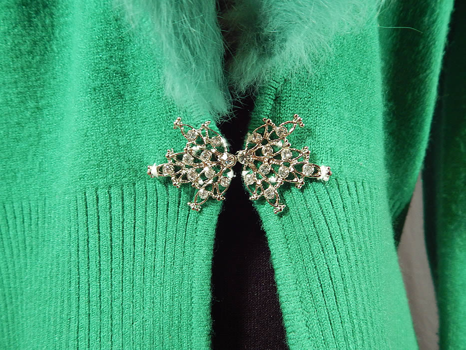 Vintage Kelly Green Knit Cardigan Sweater & Rabbit Fur Collar Trim
This gorgeous green color cardigan sweater has a ribbed fitted wide waistband, cuffs, large fur stole shawl collar, long sleeves, rhinestone buckle clasp closure on the front and is unlined. 