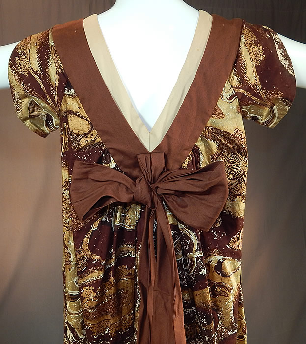 Vintage Watumulls Leilani Hawaii Indonesian Batik Print Gold Cotton MuuMuu Dress
The dress measures 49 inches long, with 50 inch hips, a 50 inch waist and 36 inch bust.