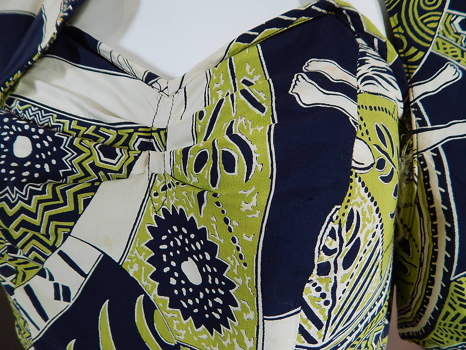 Vintage Poi Pounder Tog Hawaiian Hula Print Rayon Sarong Dress Shrug Jacket
This retro Hawaiian sexy sarong style wiggle dress is form fitting, with a wrap skirt side tie, halter top neck strap, side zipper closure and has stays boning sewn inside the bodice. 