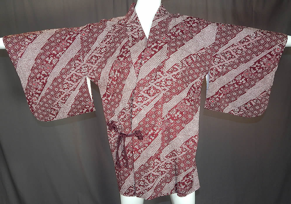 Vintage Japanese Silk Shibori Tie Dye Red Floral Haori Kimono Robe Jacket
This vintage Japanese silk shibori tie dye red floral haori kimono robe jacket dates from the Showa Period 1960s. 