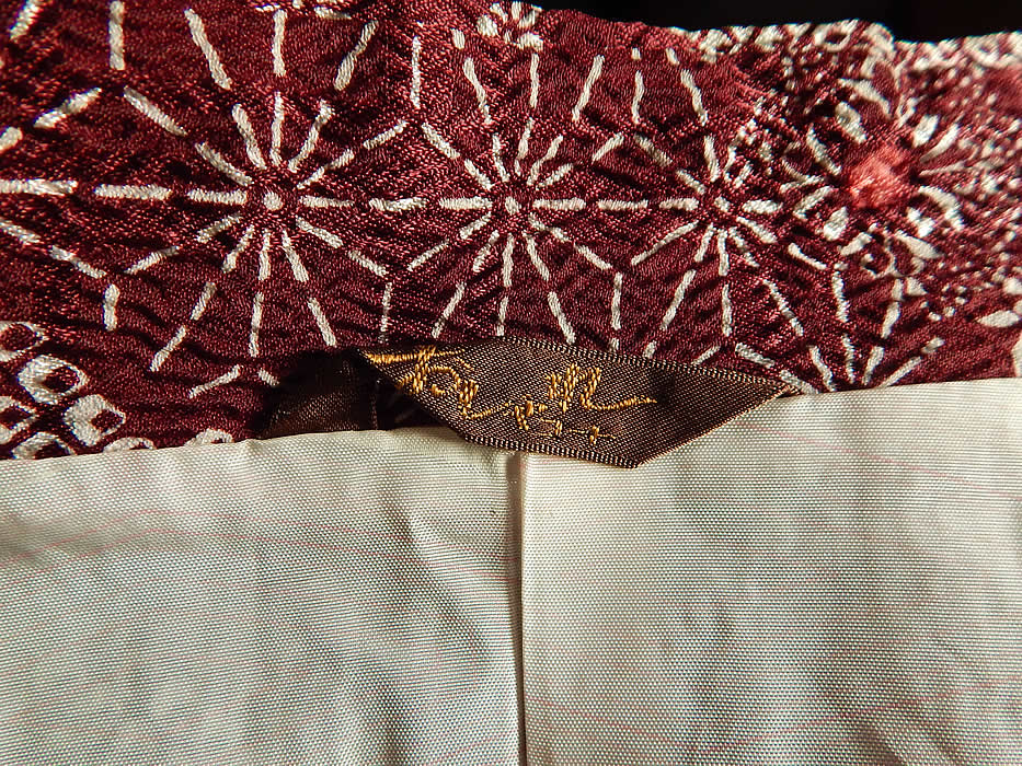 Vintage Japanese Silk Shibori Tie Dye Red Floral Haori Kimono Robe Jacket
This is truly a wonderful piece of wearable Japanese textile art!