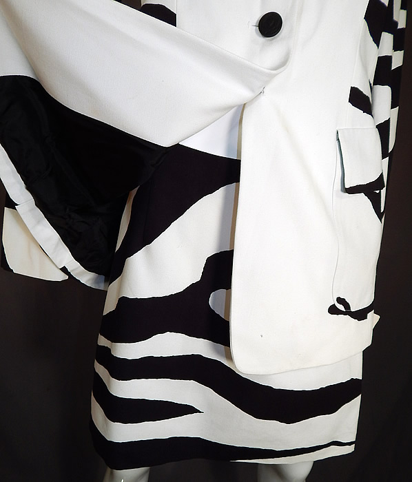 Vintage Cheap and Chic Moschino Black & White Zebra Stripe Blazer Suit Jacket Skirt NWT
This beautiful designer two piece suit has a long loose fitting boxy blazer suit jacket, with lapel collar, long full sleeves, pockets, black velvet button closure down the front and is fully lined. 