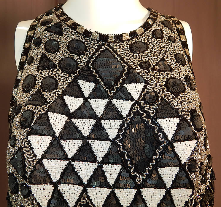 Vintage Naeem Khan Riazee Art Deco Flapper Style Beaded Blouse Sleeveless Top NWT
It is made of a black silk fabric, completely covered with silver, black and white sequin beaded geometric abstract Art Deco designs. 