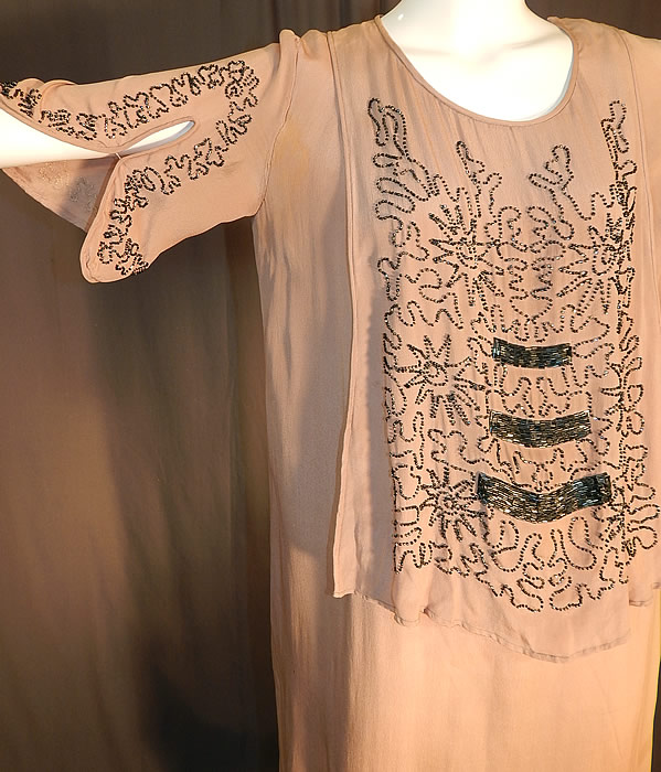 Vintage Art Deco Fleshy Pink Ecru Silk Steel Cut Beaded Tabard Top Flapper Dress
The dress measures 46 inches long, with 42 inch hips, a 42 inch waist and 42 inch bust. 
