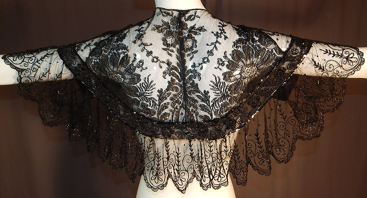 Victorian Black Chantilly Lace Jet Beaded Shawl Collar Fichu Pelerine Cape
It is in good condition, with only a few tiny holes in the lace.