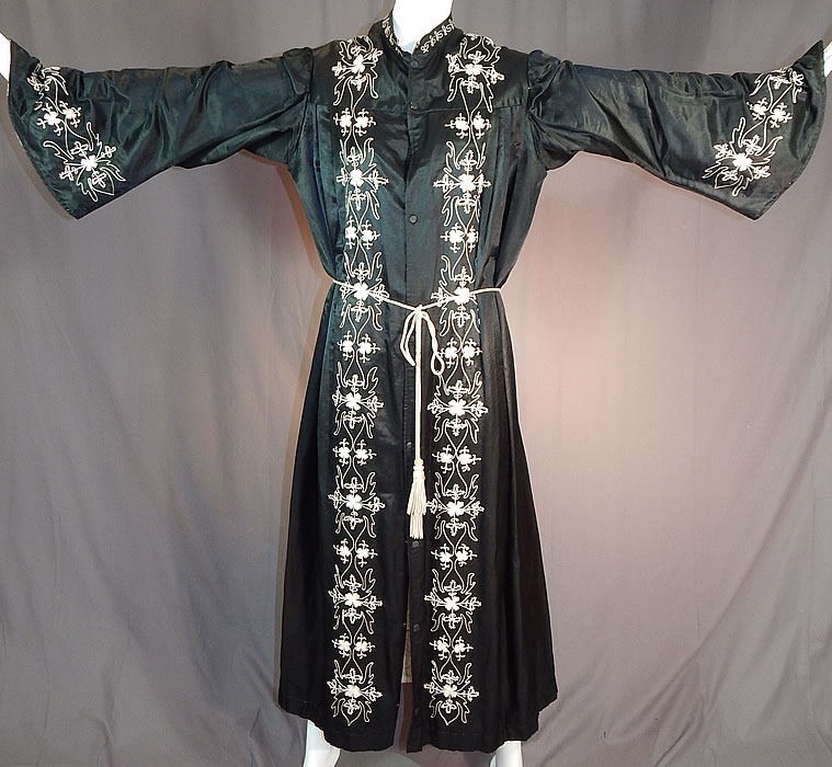Victorian Vintage Ward Stilson Co Fraternal Regalia Odd Fellows Ceremonial Robe Gown
This Victorian era vintage Ward Stilson Co. fraternal regalia Odd Fellows ceremonial robe gown dates from 1900. 