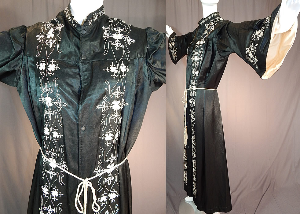 Victorian Vintage Ward Stilson Co Fraternal Regalia Odd Fellows Ceremonial Robe Gown
It is made of a black silk satin fabric, with contrasting white chain stitching embroidery work done in a floral four leaf clover pattern design. 