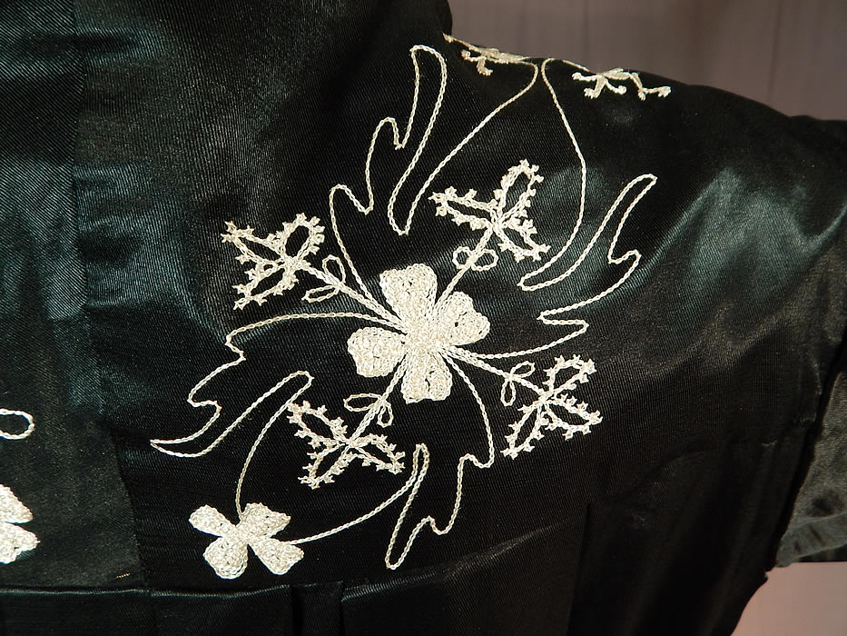 Victorian Vintage Ward Stilson Co Fraternal Regalia Odd Fellows Ceremonial Robe Gown
It is in good condition, with only some small frays on the inside lining. This is truly a wonderful piece of antique Odd Fellows wearable regalia art!