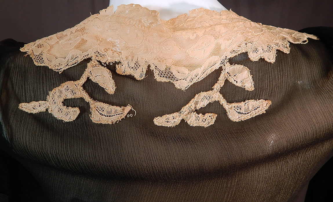 Vintage Black Silk Chiffon Cream Lace Handkerchief Sleeve Bias Cut Dress Slip
This two piece classic little black dress is in excellent condition, with only a few loose stitches on the back lace collar trim (see close-up). This is truly a wonderful piece of wearable art!