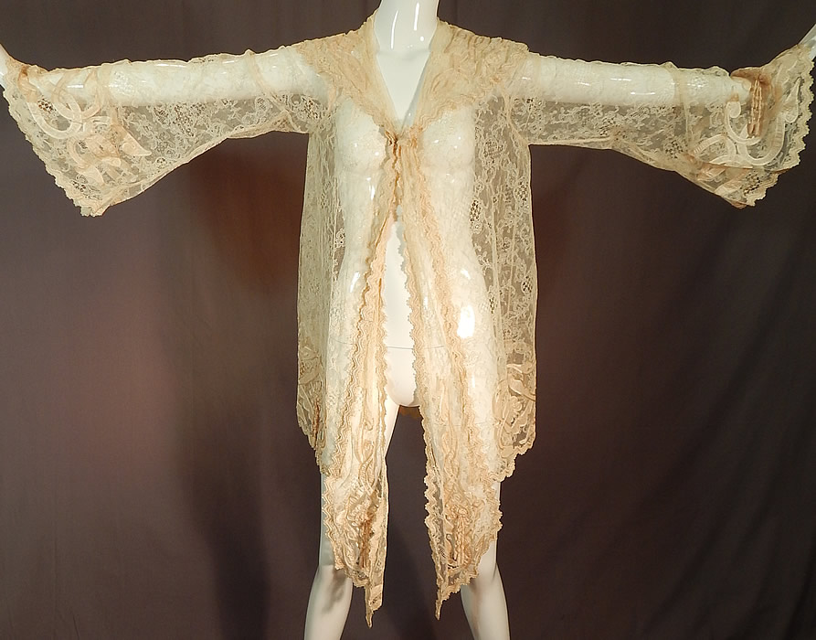Victorian Blonde Chantilly Lace Cream Silk Applique Trim Bell Sleeve Coat Jacket
This antique Victorian era blonde Chantilly lace cream silk appliqu&eacute; trim bell sleeve coat jacket dates from 1900.