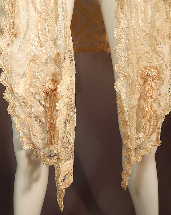 Victorian Blonde Chantilly Lace Cream Silk Applique Trim Bell Sleeve Coat Jacket
This is truly a rare and exceptional piece of wearable antique textile art!