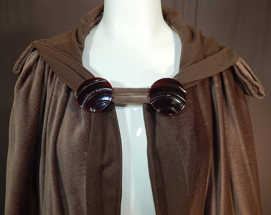 Vintage Art Deco Khaki Brown Mohair Wool Winter Shawl Collar Cloak Cape
It is made of a khaki brown color mohair wool fabric.
