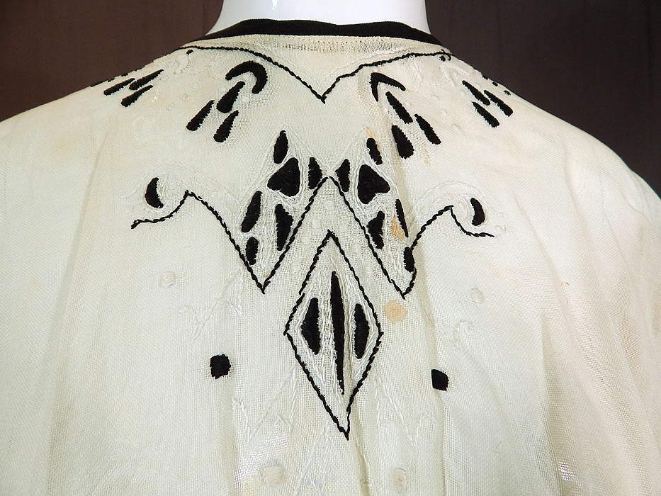 Edwardian Black White Muslin Cotton Arts & Crafts Embroidered Lace Dress
It is made of a woven white and black cotton muslin fabric, with an Arts & Crafts movement style embroidery work on the top and cluny torchon bobbin lace trim inserts on the sleeves. 
